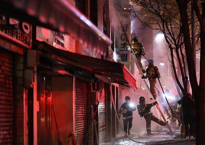 23일 오후 서울 중구 을지로3가역 인근 한 식당에서 화재가 발생해 소방대원들이 진화작업을 하고 있다. [ 연합뉴스]