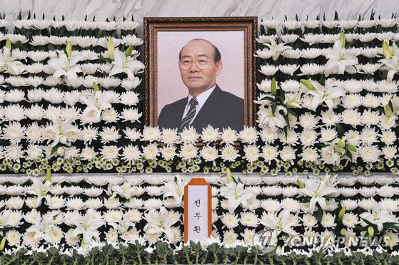 전두환 전 대통령이 사망한 23일 오후 서울 서대문구 세브란스병원 장례식장에 빈소가 마련돼 있다. 연합뉴스