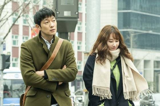 24일 개봉하는 영화 '연애 빠진 로맨스'(감독 정가영)는 '연애 은퇴'를 선언한 함자영(전종서)이 일도 연애도 뜻대로 안되는 박우리(손석구)를 만나 생각지 못한 감정을 겪게 되는 로맨스를 그린다. [사진 CJ ENM]