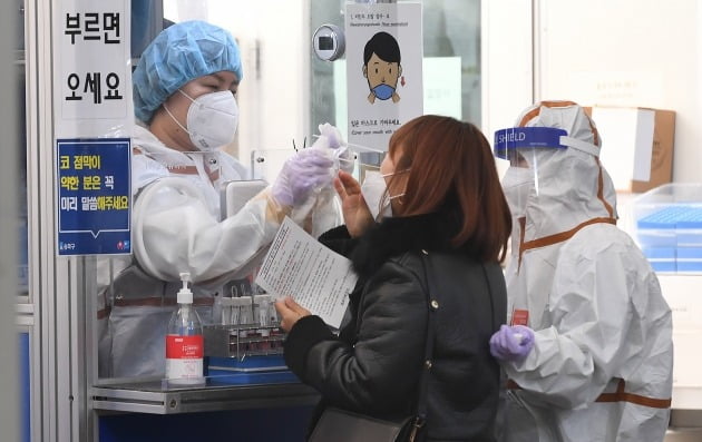 24일 오전 서울 송파구보건소에 마련된 신종 코로나바이러스 감염증(코로나19) 선별진료소를 찾은 시민이 검체검사를 받고 있다. /사진=김범준 기자