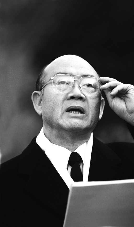 Former President Chun Doo Hwan reads a statement in front of his residence in Yeonhui-dong, Seodaemun District, western Seoul, on Dec. 2, 1995 as he rejected a subpoena by prosecutors and left for his hometown of Hapcheon, South Gyeongsang. Chun died on Tuesday at 90. [JOONGANG PHOTO]