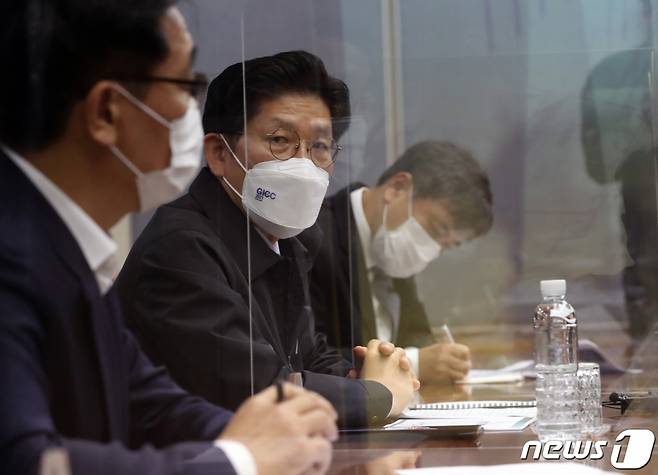 (의왕=뉴스1) 황기선 기자 = 노형욱 국토교통부 장관이 17일 오전 경기 의왕내룍컨테이너기지(ICD)에서 열린 '물류센터 현장 간담회'에서 모두발언을 하고 있다. 2021.11.17/뉴스1