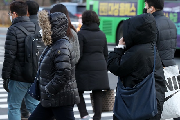 오는 25일은 서울의 아침기온이 0도에 머물며 추운 날씨가 이어질 것으로 보인다. 사진은 서울 지역 아침 최저 기온이 영하 4도까지 떨어진 지난 23일 오전 서울 종로구 광화문네거리에서 두꺼웃 겨울 외투를 챙겨 입은 시민들의 출근길. /사진=뉴스1