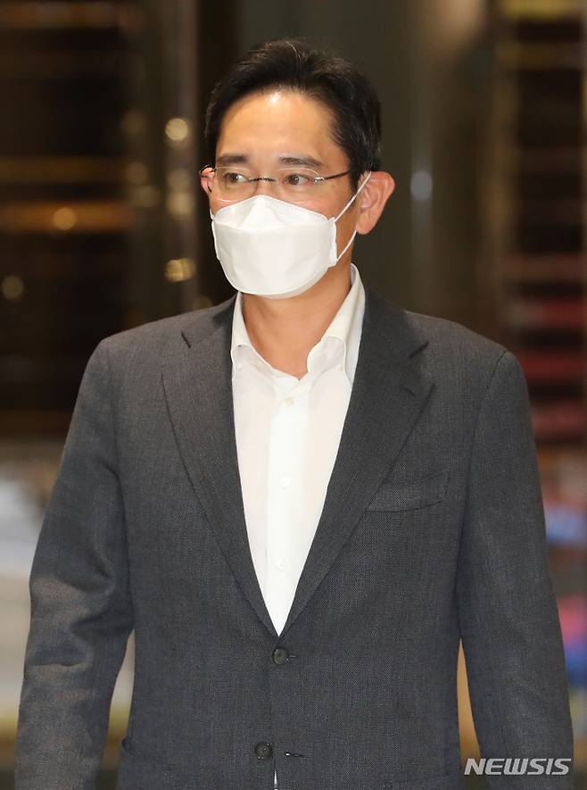 [서울=뉴시스] 배훈식 기자 = 북미 지역 출장길에 나선 이재용 삼성전자 부회장이 14일 오전 서울김포비즈니스항공센터를 통해 출국하고 있다. 2021.11.14. dahora83@newsis.com