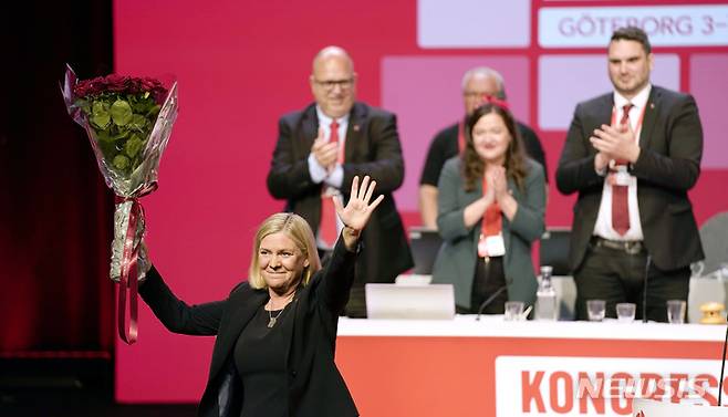 [AP/뉴시스] 24일 스웨덴 총리로 인준된 막달레나 안데르손 총리가 앞서 4일 사민당 새 대표로 당선된 뒤 손을 들고 있다