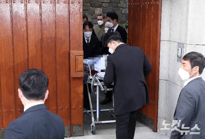 전직 대통령 전두환 씨가 사망한 지난 23일 서울 서대문구 연희동 자택 앞에서 전씨의 시신이 운구되고 있다. 이한형 기자