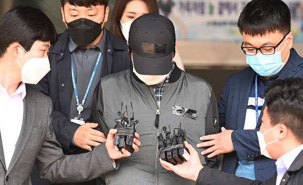 A씨가 지난 11일 오후 구속 전 피의자 심문에 출석하기 위해 경기도 수원남부경찰서를 나오고 있다.(사진=뉴시스 제공)