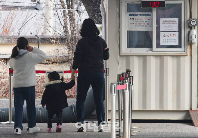 코로나19 신규 확진자가 3,938명으로 집계된 25일 오후 서울 은평구 서울시립서북병원 선별진료소에서 아이들이 검사를 받기 위해 이동하고 있다(사진=뉴시스).