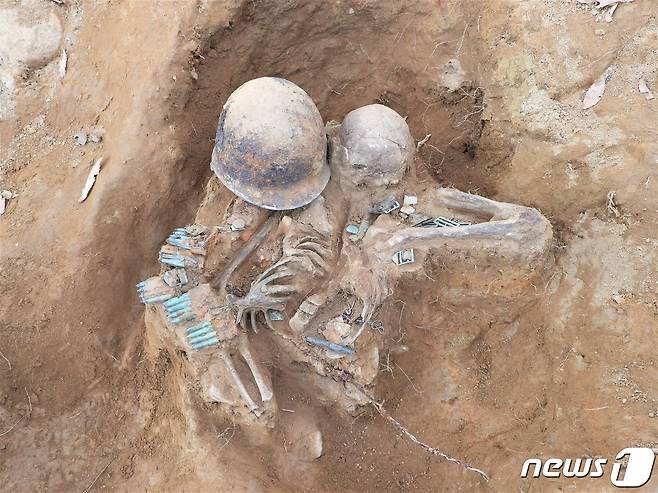지난달 28일 강원도 철원 인근 비무장지대(DMZ) 내 백마고지(395고지) 정상의 한 개인호에서 6·25전쟁 당시 국군 일등병 전사자로 추정되는 유해가 발굴됐다. (국방부 제공) © 뉴스1