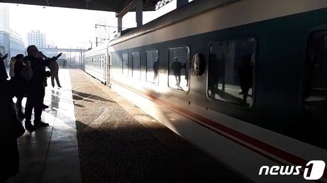북한 주재 러시아대사관 직원들이 열차를 타고 떠나고 있다. (북한 주재 러시아대사관 페이스북 갈무리)© 뉴스1