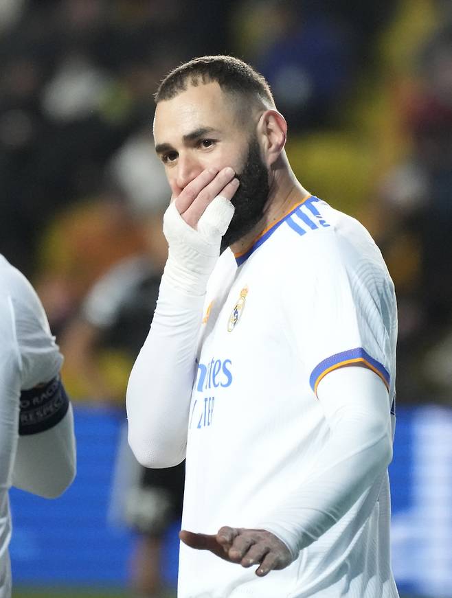 Real Madrid's Karim Benzema reacts during the Champions League, group D soccer match between Sheriff Tiraspol and Real Madrid in Tiraspol, the capital of the breakaway region of Transnistria, a disputed territory unrecognized by the international community, in Moldova, Wednesday, Nov. 24, 2021. (AP Photo/Sergei Grits)







<저작권자(c) 연합뉴스, 무단 전재-재배포 금지>
