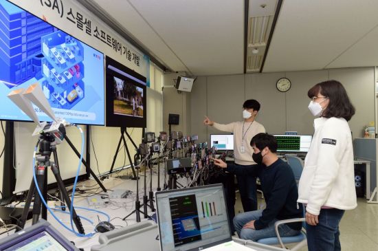 한국전자통신연구원(ETRI) 연구진이 개발한 스몰셀용 SW을 퀄컴 5G RAN 플랫폼에 적용해 5G 단독모드(SA) 통신을 시연하고 있다.
