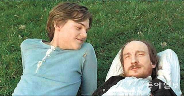 영화 ‘토탈 이클립스’에서 랭보(왼쪽)와 베를렌은 예술적 동반자를 넘어 연인이기도 했다. 동아일보DB