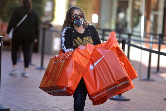 미국 캘리포니아주 코멘스의 시터델아울렛 매장에서 지난해 12월 3일(현지시간) 한 쇼핑객이 쇼핑백들을 들고 걸어가고 있다. 연준물가지표는 지난달 31년만에 가장 가파른 오름세를 기록한 것으로 나타났다. 로이터뉴스1