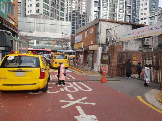 지난 24일 서울 서대문구 한 초등학교 앞에서 어린이 영어학원 차량이 정차한 뒤 학생들을 태우고 있다. /사진=윤홍집 기자