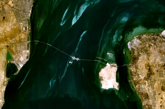 좌측 사우디아라비아와 우측 바레인을 잇는 국제해상대교 '킹 파흐드 코즈웨이'가 1986년 개통됐다. NASA 위성사진