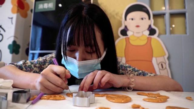 10월 중국 베이징의 한 제과점에서 넷플릭스 드라마 '오징어 게임'의 테마를 활용한 달고나 과자를 판매하고 있는 모습. 로이터 연합뉴스