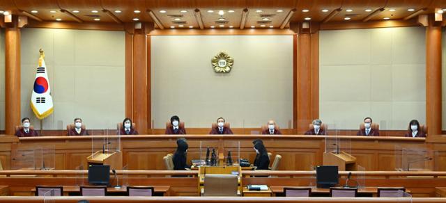 헌법재판관들이 25일 오후 서울 종로구 헌법재판소 심판정에서 선고를 앞두고 앉아 있다. 연합뉴스