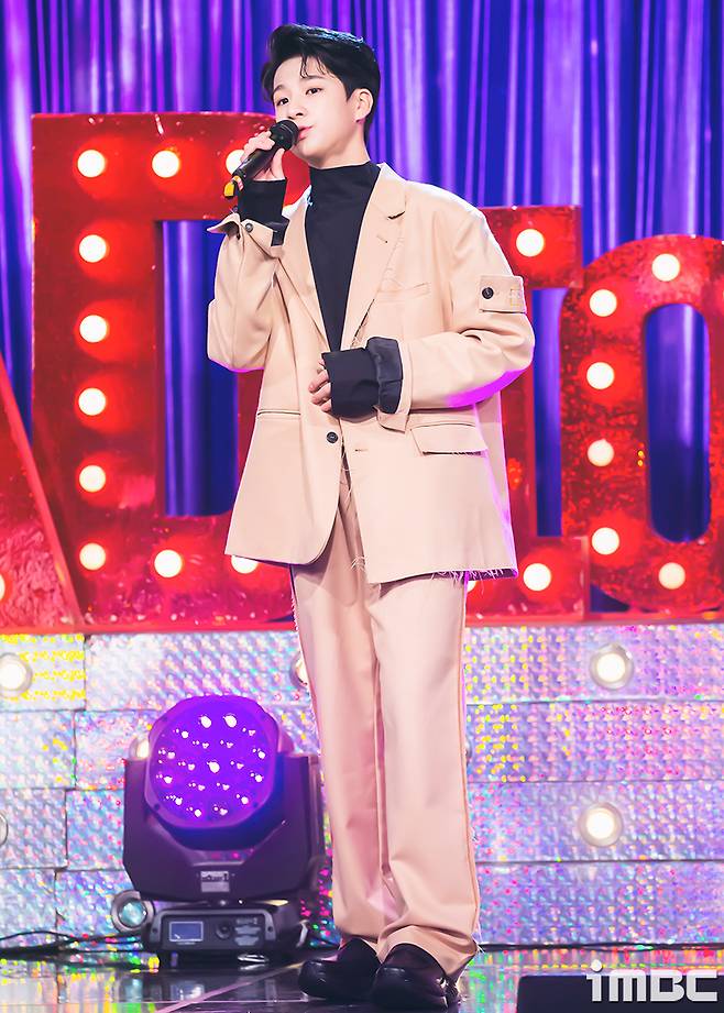 Jung Dong-won has devastated the scene with unbearable charm from the rehearsal of Radio Star.On this day, Jung Dong Won showed a mature aspect with a black tee and an avant-garde beige set-up suit.In particular, Jung Dong-won showed off his generous voice with his longing feelings before shooting Radio Star.Jung Dong-won, who came to the scene with a serious attitude from the rehearsal of Radio Star, received a lot of love from Kim Young-ok, Park So-dam and Solar who appeared together and melted the scene with his unique charm.MBC Radio Star is broadcast every Wednesday at 10:30 pm.(A high-definition appreciable via the iMBC website in a small PC environment.)iMBC