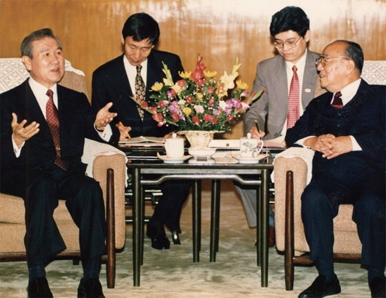 1992년 9월 28일 중국을 공식 방문 중인 노태우 대통령이 베이징 인민대회당 복건청에서 양상쿤 국가주석과 정상회담을 하고 있다.