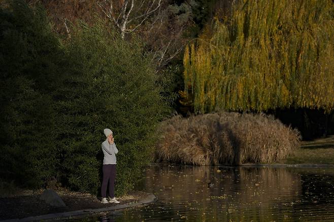 오스트리아 빈의 한 여성이 24일 공원에서 휴식하고 있다. 오스트리아는 22일부터 국가 전체가 코로나 전면 봉쇄에 들어갔다. AP=연합뉴스