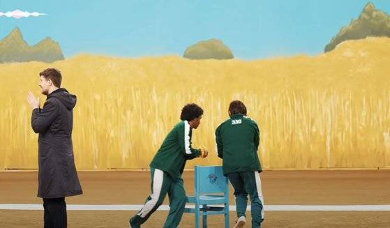 드라마 '오징어게임'을 현실에서 구현한 유튜버 '미스터 비스트'의 오징어게임 영상이 25일 유튜브에서 공개됐다. 드라마에 등장한 각종 한국 어린이들의 놀이가 세밀하게 표현돼 눈길을 끌었다. [유튜브 캡처]