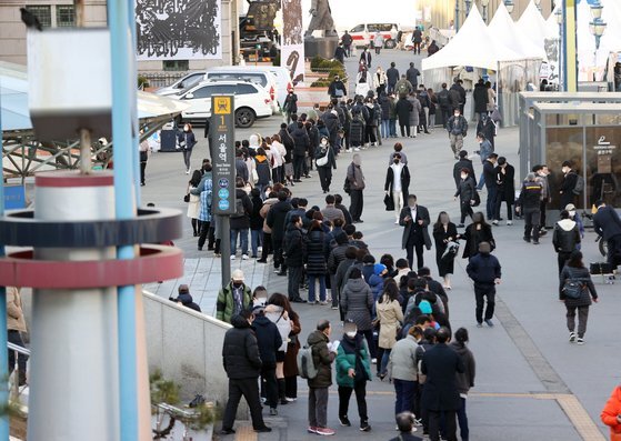 25일 오후 서울역 광장에 마련된 신종 코로나바이러스 감염증(코로나19) 임시 선별검사소에서 검사를 받으려는 시민들이 줄을 서고 있다. 연합뉴스