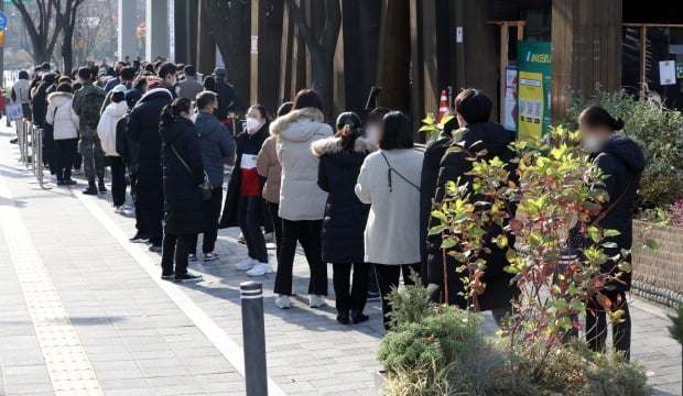 25일 오전 서울 송파구 송파보건소에 마련된 코로나19 선별진료소를 찾은 시민들이 검체 검사를 받기 위해 길게 줄지어 대기하고 있다. /사진=뉴스1