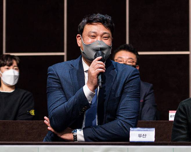 윤경신 두산 감독이 25일 열린 2021~2022 SK핸드볼 코리아리그 개막 미디어데이에서 웃으면서 이야기하고 있다. 대한핸드볼협회 제공