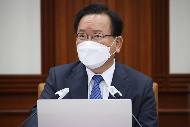 Prime Minister Kim Boo-kyum speaks at a meeting at the government complex in Gwanghwamun, central Seoul, Thursday. (Yonhap) 　