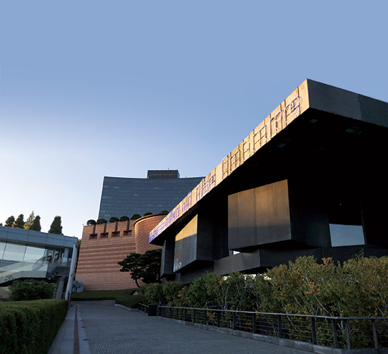 세계적 건축가인 렘 쿨하스, 마리오 보타, 장 누벨이 디자인한 세 개의 건물로 이루어진 리움