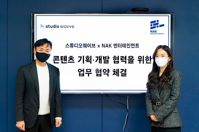 이찬호 스튜디오웨이브 대표(왼쪽)와 성주화 NAK엔터테인먼트 대표가 서울 상암동 NAK엔터테인먼트 사옥에서 콘텐츠 기획·개발 파트너십을 체결했다.  /사진제공=웨이브