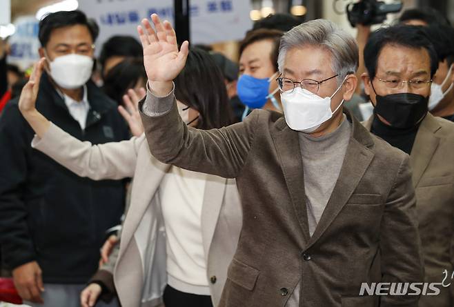 [청주=뉴시스] 정병혁 기자 =  이재명 더불어민주당 대선 후보가 21일 오후 충북 청주시 육거리종합시장을 찾아 시민들과 인사를 나누고 있다. 2021.11.21. jhope@newsis.com