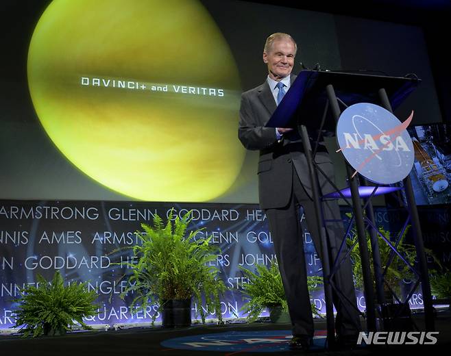 [워싱턴=AP/뉴시스] 빌 넬슨 미국 항공우주국(NASA) 국장이 지난 6월2일 미 워싱턴DC 메리 잰슨 빌딩 본부에서 열린 나사 행사에서 직원들에게 연서을 하고 있다. 2021.11.25.