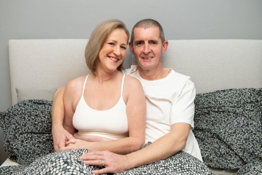 아내 티나(왼쪽)의 유방암을 발견한 남편 데즈. 메트로 갈무리. 뉴스1