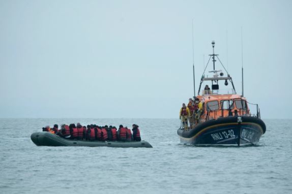 지난 24일(현지시간) 영불해협을 건너던 난민 보트가 영국 남동부 해협 던지니스에서 구조되고 있다. 던지니스=AFP연합