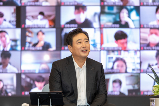 김남구 한국투자금융그룹 회장이 학생들의 질문에 답하고 있다. /사진 제공=한국투자증권