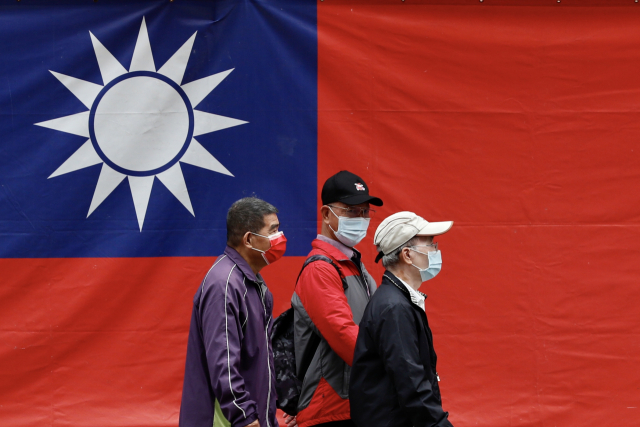 대만의 타이베이에서 한 시민들이 대만(중화민국) 국기 아래로 지나가고 있다. /EPA연합뉴스