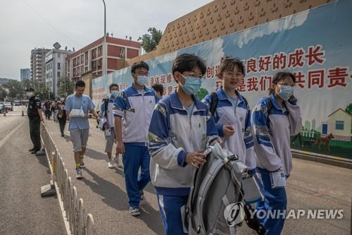 대입 시험장 입장하는 중국 수험생들 [베이징 EPA=연합뉴스 자료사진] 중국 대학입학능력시험인 '가오카오'(高考) 첫날인 2021년 6월7일 베이징에서 신종 코로나바이러스 감염증(코로나19) 방지용 마스크를 착용한 수험생들이 시험장이 마련된 한 학교에 줄지어 입장하고 있다.
