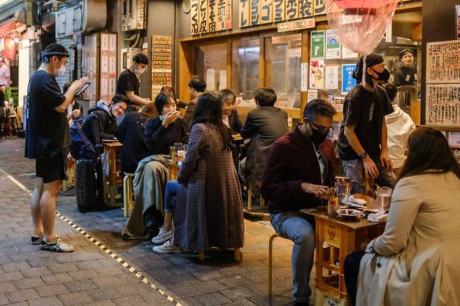 지난달 25일 도쿄 신주쿠 식당에서 사람들이 식사하고 있다(사진=AFP)