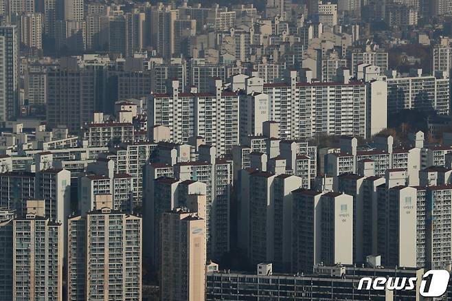 서울 여의도 63빌딩 전망대에서 바라본 아파트 밀집지역. 2021.11.16/뉴스1 © News1 성동훈 기자