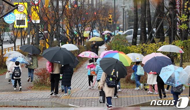 지난 10일 경기 화성시 한 학교 앞에서 학생들이 등교하고 있다. /뉴스1 © News1 김영운 기자