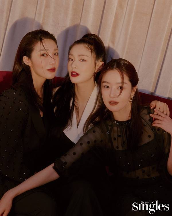 Drunk City Women Han Sun-hwa, Jung Eun-ji and Lee Sun-bin emanated a fascination visual.Singles recently released a picture of Han Sun-hwa, Jung Eun-ji and Lee Sun-bin, who are in the midst of the Teabing original Drunk City Women.The three people in the picture showed a deadly atmosphere in intense red dresses and sophisticated set-up suits. Their urban charm overwhelms their gaze.In particular, Jung Eun-ji expressed his affection for the work, saying, There were many scenes where real alcohol was included. If the atmosphere of the scene is good, it seems to be revealed in the work.On the other hand, Drunk City Women is based on Webtoon Drunk City Girls, and it is loved as a work that depicts the daily life of three women who have a belief in a drink at the end of the day.
