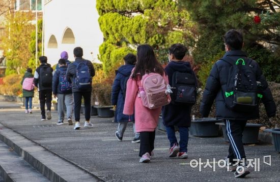 수도권 유치원, 초?중?고등학교 전면등교가 시작되는 22일 오전 서울 도봉구의 한 초등학교 학생들이 등교를 하고 있다./사진공동취재단