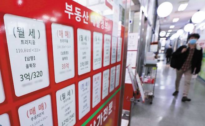 지난 18일 서울 송파구 한 아파트 상가 공인중개사 사무소에 월세 매물 광고들이 붙어있다. /뉴시스