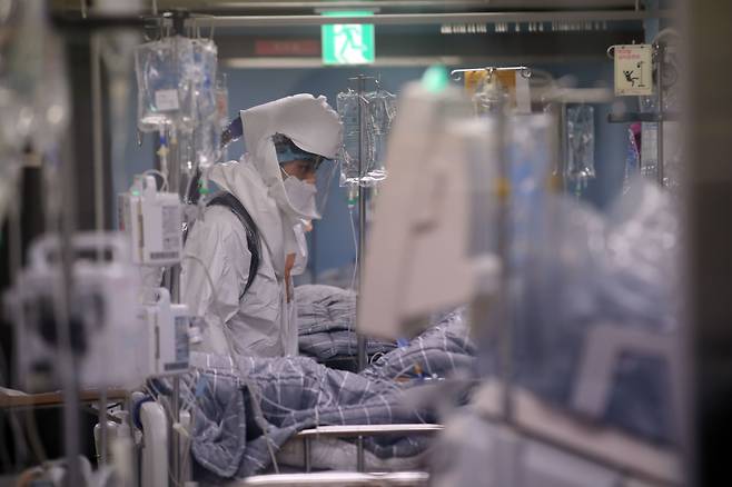 지난 24일 코로나19 거점전담병원인 평택 박애병원의 중환자실에서 의료진이 진료를 하고 있다./연합뉴스