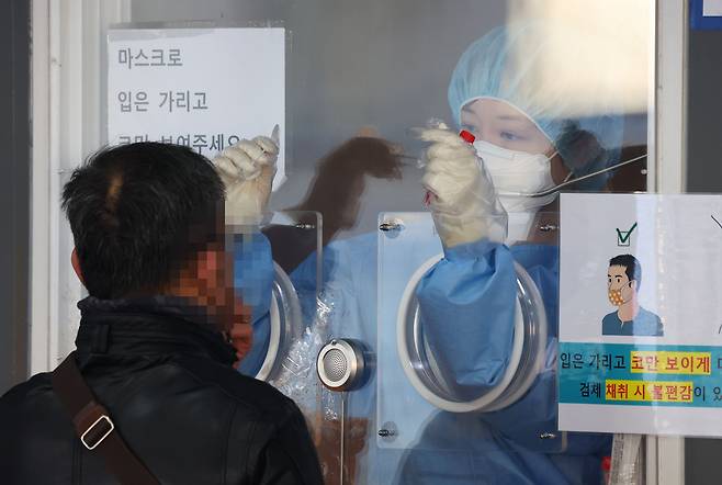 26일 오전 서울역광장에 마련된 코로나19 임시선별검사소를 찾은 시민이 검체 검사를 받고 있다. /연합뉴스