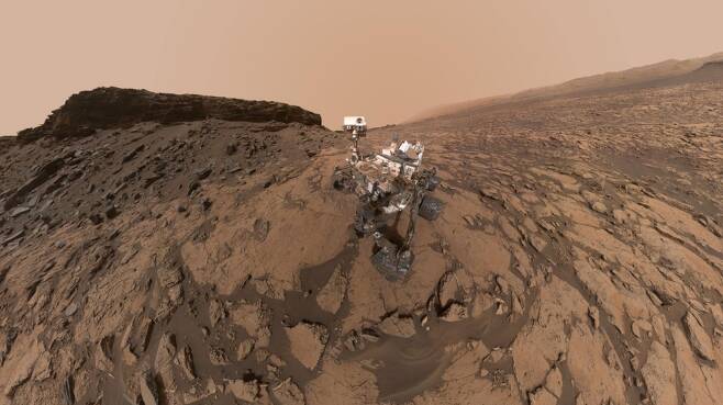 나사 화성 탐사 로버 ‘큐리오시티’가 샤프산 아래 머레이 뷰츠에서 로봇팔 렌즈 영상 장비(MAHLI)로 셀카를 찍고 있다. 사진=NASA/JPL-Caltech/MSSS