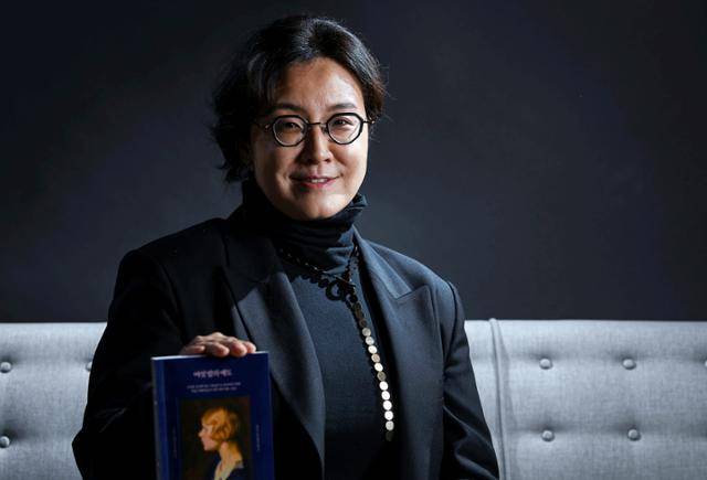 그는 심리부검 면담으로 자살 사별자들을 처음 만났다. 그들에 초점을 맞춘 애도 상담을 해야겠다고 마음먹은 계기다. 최근 자살 사별자들의 ‘애도 모임’을 기록한 ‘여섯 밤의 애도’를 출간했다. 이한호 기자