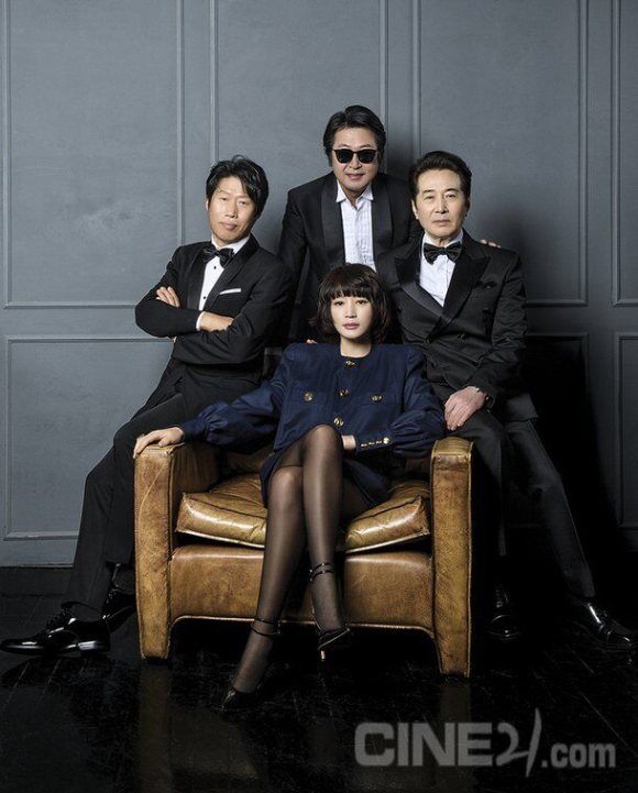 The protagonists of the film Tazza: The High Rollers, starring Actor Kim Hye-soo and Yu Hae-jin, reunited in 15 years ahead of the release of the digital remastering version.Cine 21 released a picture with Kim Hye-soo, Yu Hae-jin, Baek Yoon-sik and Kim Yoon-seok, led by Choi Dong-hoon.They in the picture show a strong impression reminiscent of the character in Tazza: The High Rollers with a smile and charisma that still seems to have forgotten the years.Especially in this picture, Kim Hye-soo and Yu Hae-jin reunion caught the eye.The two men developed into real lovers after the release of the movie and grew love for three years, but they broke up in 2011.Tazza: The High Rollers, which was released in 2006 based on the comic strip of the same name, is a film about a thrilling bout with Tazza: The High Rollers, who lived on the gambling board after the winner Gonny met the gambling boards designer Jeong Madam and the legendary Tazza: The High Rollers Pyeonggyeongjang.Tazza: The High Rollers has created numerous buzzwords, with a solid storyline and the hottest performance of Actors, which has attracted 5.7 million viewers.The digital remastering version of Tazza: The High Rollers is due for release on December 1.